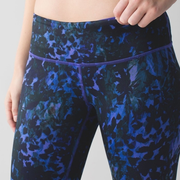 Lululemon Wunder Under Crop Leggings Blue Black Abstract Print Size 6 - Picture 4 of 14